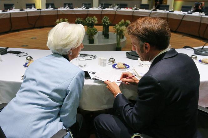 La présidente de la Banque centrale européenne (BCE), Christine Lagarde (à gauche), s’entretient avec le président français, Emmanuel Macron, lors d’un dîner de travail du sommet de la zone euro, à Bruxelles, le 23 octobre 2025.