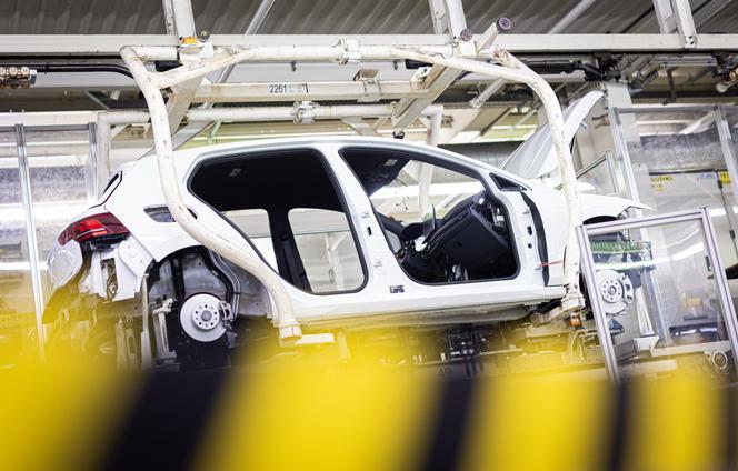 Une Golf Volkswagen passe sur une chaîne de production à l’usine de Wolfsburg (Allemagne), le 23 mai 2024. 