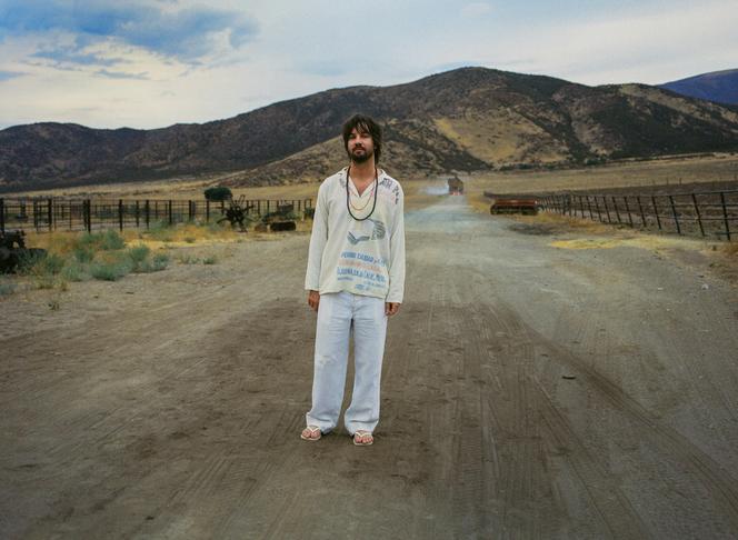 Kevin Parker, sur l’une des photos promotionnelles accompagnant la sortie de l’album « Deadbeat », de Tame Impala, en 2025.