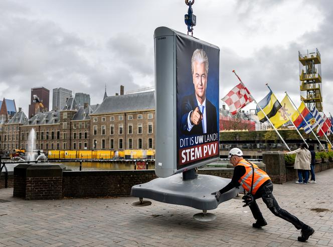 Une pancarte électorale de Geert Wilders, chef du Parti pour la liberté, formaton néerlandaise d’extrême droite, et candidat principal  pour les prochaines élections à la Chambre des représentants. A La Haye, le 6 octobre 2025. 