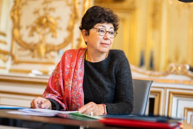 La ministre de la transition écologique, Monique Barbut, dans son bureau, au ministère, à Paris, le 17 octobre 2025.