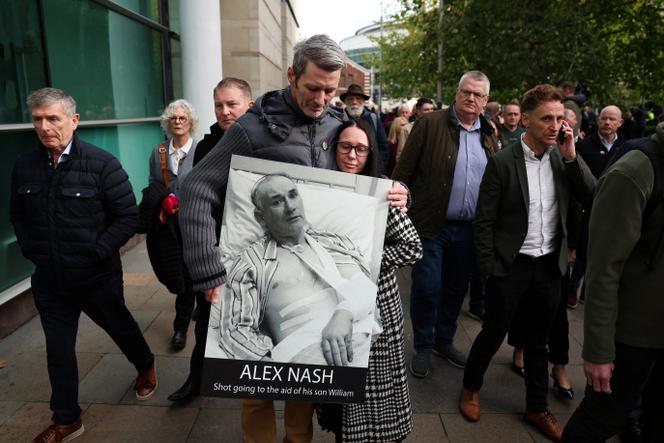 Parentes da vítima do Domingo Sangrento, Alex Nash, reagem, enquanto um juiz absolve o veterano do exército britânico conhecido como 'Soldado F' de dois assassinatos e cinco tentativas de homicídio, em Belfast, Irlanda do Norte, em 23 de outubro de 2025. 