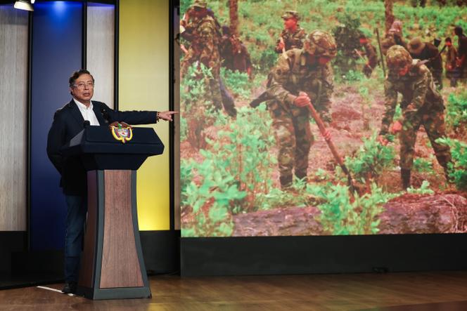 Le président colombien Gustavo Petro montre des soldats détruisant des cultures illicites, lors d’une conférence de presse au sujet du différend en cours avec son homologue américain Donald Trump, à Bogota, le 23 octobre 2025.