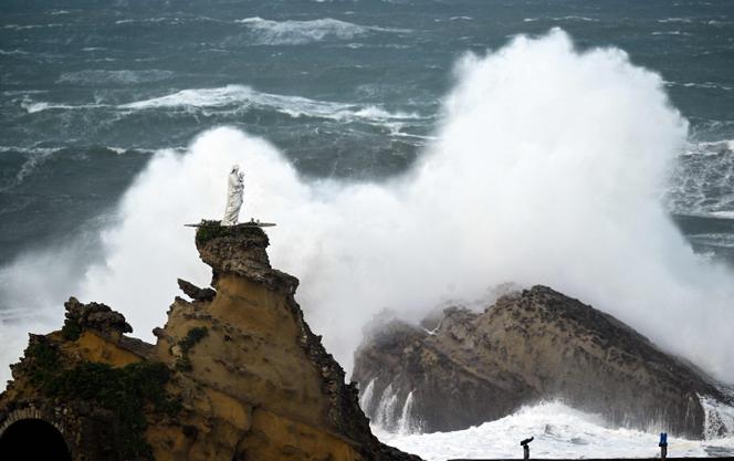 Près du « rocher de la Vierge », lors du passage de la tempête Benjamin, à Biarritz, le 23 octobre 2025.