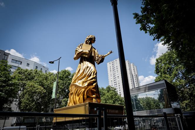 La statue de l’avocate et militante féministe française Gisèle Halimi (1927-2020), l’une des dix statues de femmes pionnières dévoilées lors de la cérémonie d’ouverture des Jeux olympiques de Paris 2024. A Paris, le 18 juillet 2025.