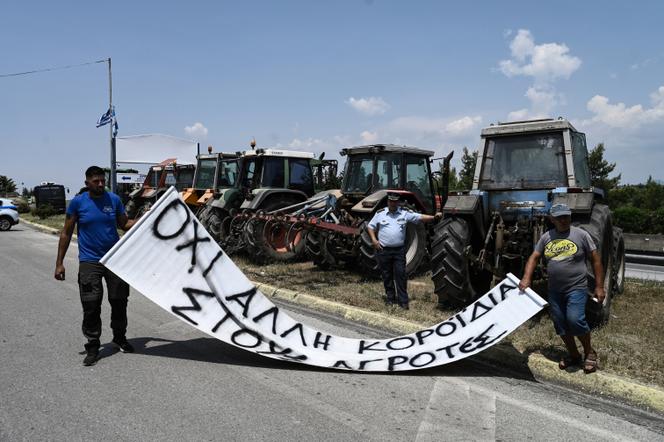 Une bannière « Plus de moqueries pour les agriculteurs », lors d’une manifestation, près du village de Mesimeri (Grèce), le 6 juin 2025. Les agriculteurs protestent contre les fraudes aux subventions agricoles européennes qui les pénalisent.