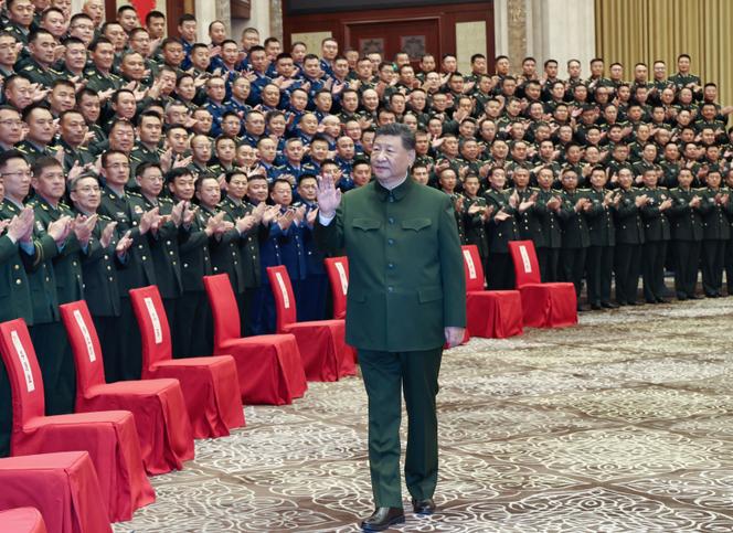 Xi Jinping rencontre des représentants du personnel militaire basé dans la région autonome ouïgoure du Xinjiang, à Ürümqi, dans le nord-ouest de la Chine, le 23 septembre 2025.