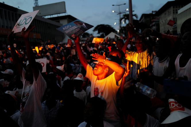 Des partisans du président ivoirien, Alassane Ouattara, candidat à sa réélection, lors de son dernier meeting politique avant le scrutin, à Abidjan, en Côte d’Ivoire, le 23 octobre 2025.