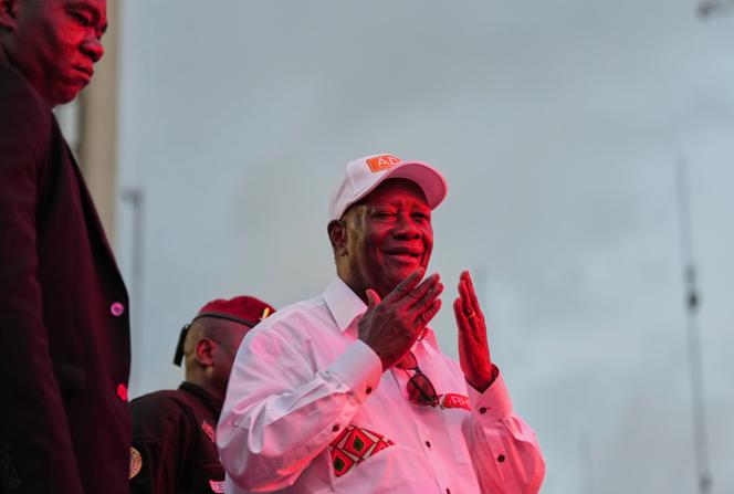 Le président ivoirien, Alassane Ouattara, salue ses partisans lors de son dernier meeting électoral avant l’élection, sur la place de la République, à Abidjan, le  23 octobre 2025.