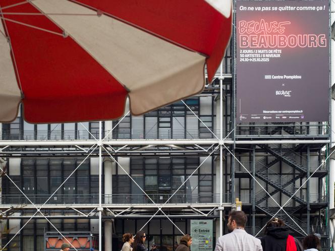 Sur la façade principale du Centre Pompidou, à Paris, une affiche annonce la fête organisée avec le label Because, « Because Beaubourg », le 8 octobre 2025.