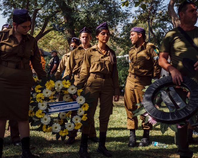 Des soldats israéliens lors de l'enterrement de leur camarade Tamir Adar, tué le 7 octobre 2023, au kibboutz Nir Oz, en Israël, le 23 octobre 2025.