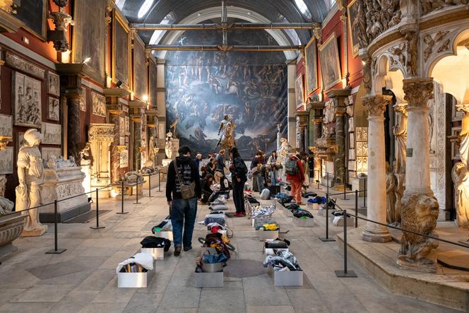 Vue de l’installation « Objets trouvés » d’Harry Nuriev, à la chapelle des Petits-Augustins, aux Beaux-Arts de Paris.