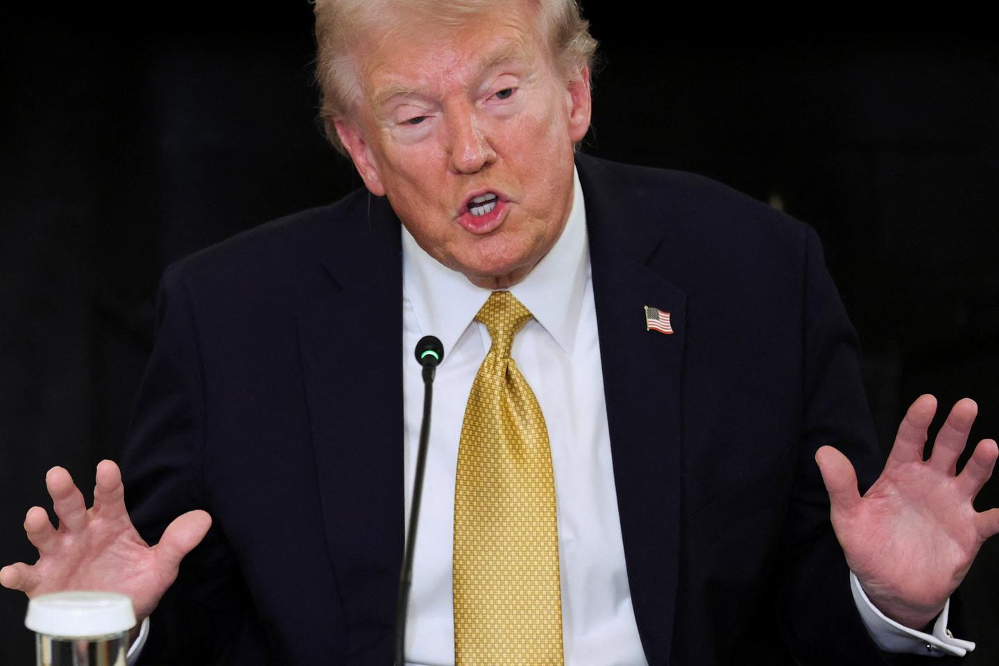 Donald Trump multiplie les grÃ¢ces pour ses alliÃ©s en affaires et ses soutiens politiques