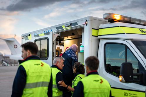 Une mère et son fils sont pris en charge à la suite de leur évacuation de la bande de Gaza, à l’aéroport de Zurich, en Suisse, le 24&nbsp;octobre&nbsp;2025.