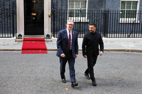 Le premier ministre britannique Keir Starmer et le président ukrainien Volodymyr Zelensky, à Londres, le 24 octobre 2025.