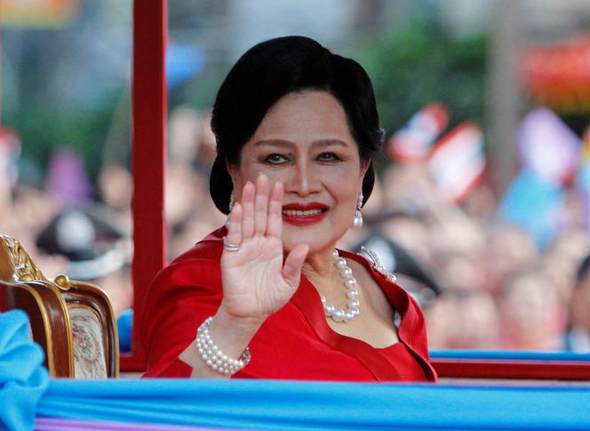 Thailand's Queen Sirikit waves to people during her arrival in Chinatown for Lunar New Year celebrations in Bangkok, January 23, 2012. 