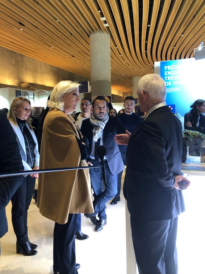 Marine Le Pen en visite au Salon du patrimoine, au Carrousel du Louvre, à Paris, le 24 octobre 2025.
