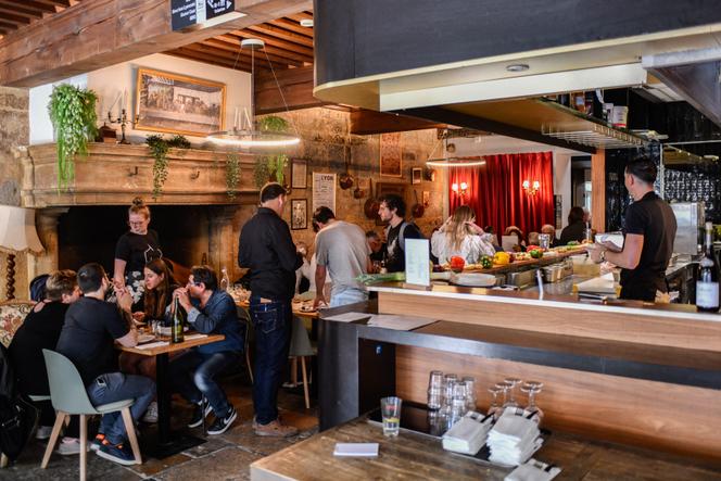 Une des salles à manger des Grands Buffets lyonnais, pendant le service de midi, à Lyon, le 24 mai 2025.