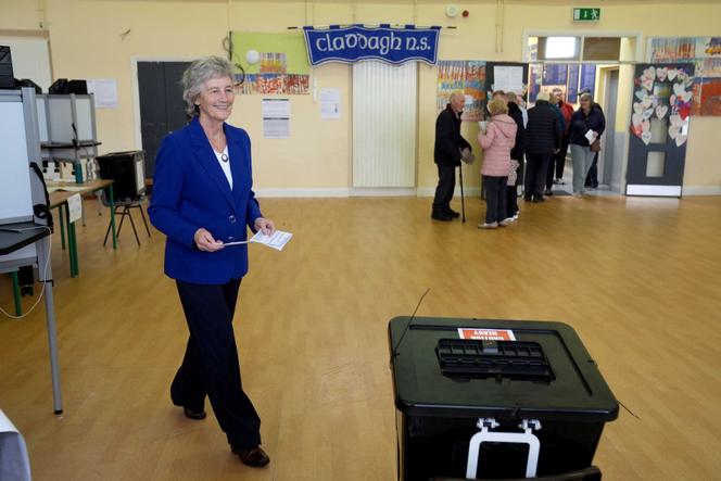 La candidate indépendante Catherine Connolly vote lors de l’élection présidentielle, à la Claddagh National School, à Galway, en Irlande, le 24 octobre 2025. 