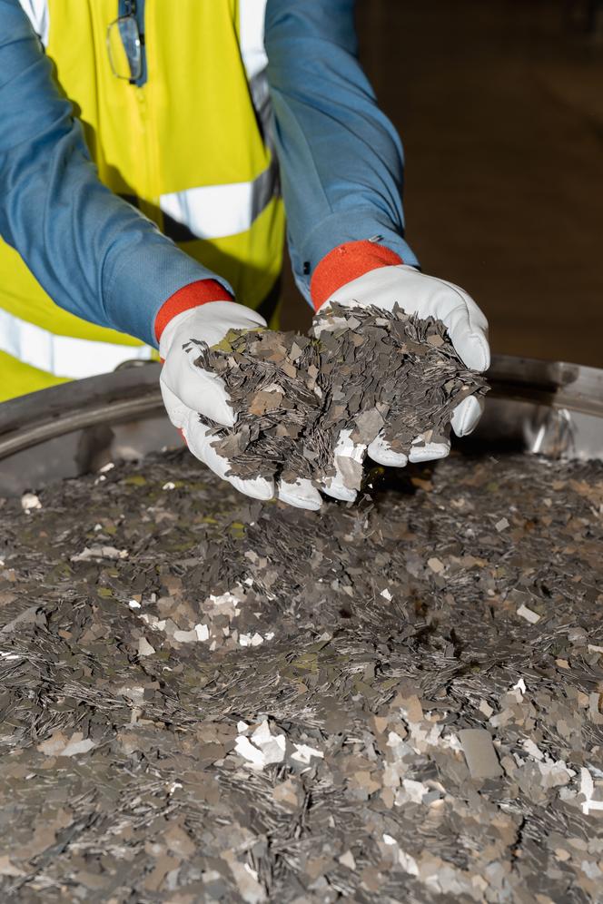 Des paillettes d’alliage magnétique utilisées dans la production d’aimants en terres rares pour les voitures, les robots ou les drones dans une usine gérée par la société canadienne Neo Performance Materials, à Narva (Estonie), le 17 septembre 2025.