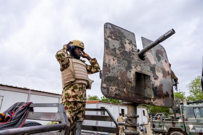 Un soldat nigérian de la Force d’intervention conjointe multinationale, dans la base militaire de Monguno, dans l’Etat de Borno, au Nigeria, le 5 juillet 2025.
