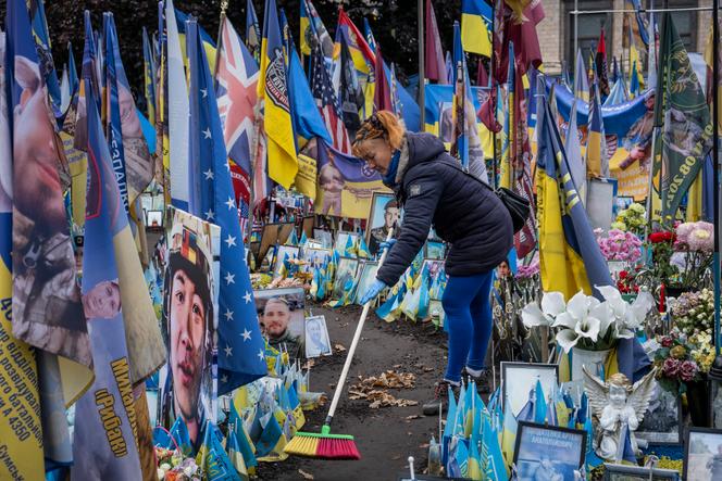 Natalia Klymiuk, bénévole au Mémorial des héros, place de l’Indépendance, à Kiev, le 17 octobre 2025.