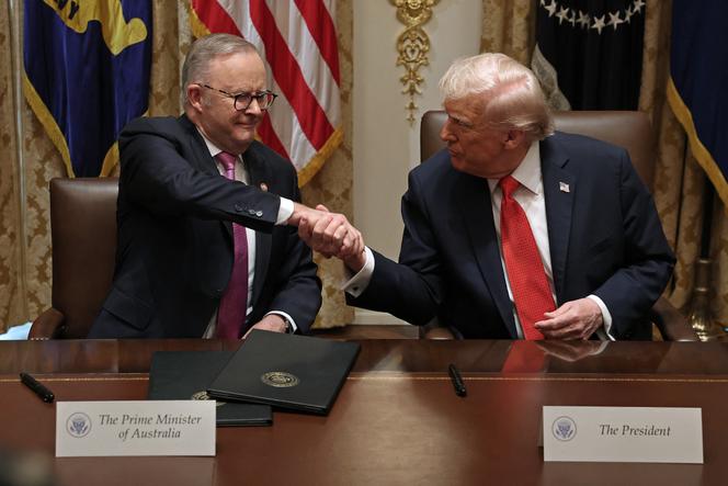 Le premier ministre australien, Anthony Albanese, et le président américain, Donald Trump, après avoir signé un accord de 8,5 milliards de dollars sur les minéraux rares lors d’une réunion bilatérale à la Maison Blanche, le 20 octobre 2025, à Washington (DC).