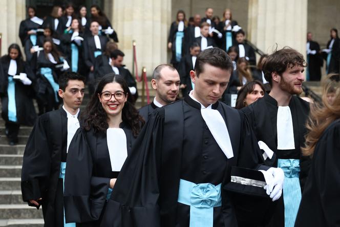 Des étudiants diplômés de l’Ecole nationale de la magistrature, à Bordeaux, après leur cérémonie de prestation de serment en tant que nouveaux magistrats, le 21 février 2025.