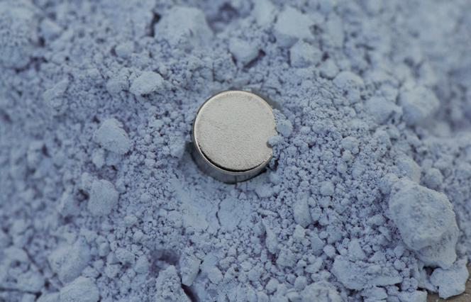 Un aimant industriel dans de l’oxyde de néodyme, un métal rare, dans les usines Tradium GmbH à Francfort, en Allemagne, le 5 novembre 2012. Le néodyme est utilisé pour la fabrication d’aimants puissants.