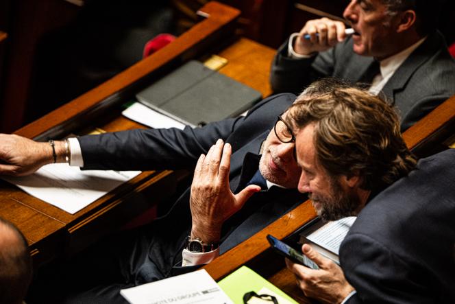 Olivier Faure, le premier secrétaire du Parti socialiste, et Boris Vallaud, le président du groupe, lors de l’examen du projet de loi de finances pour 2026, à l’Assemblée nationale, à Paris, le 24 octobre 2025.