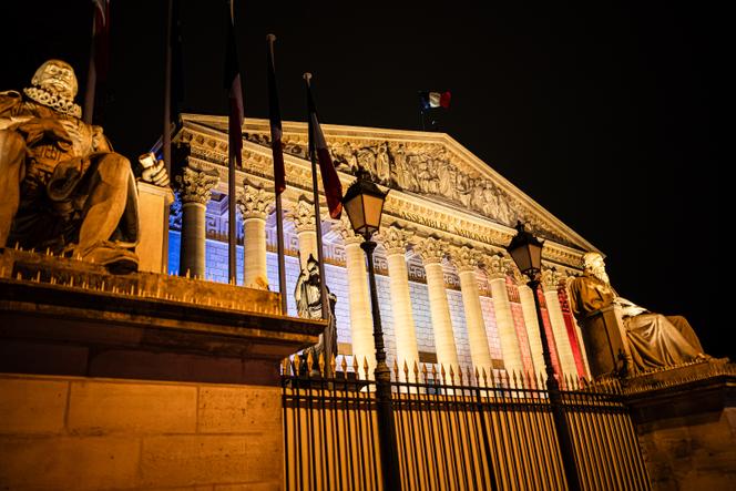 La façade de l’Assemblée nationale de nuit, à Paris, le 24 octobre 2025.