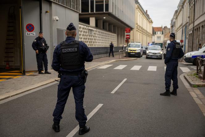 Devant la cour d'assises du Nord, lors du premier jour du proces de Seddik Benbahlouli, à Douai (Hauts-de-France), le 17 octobre 2024.