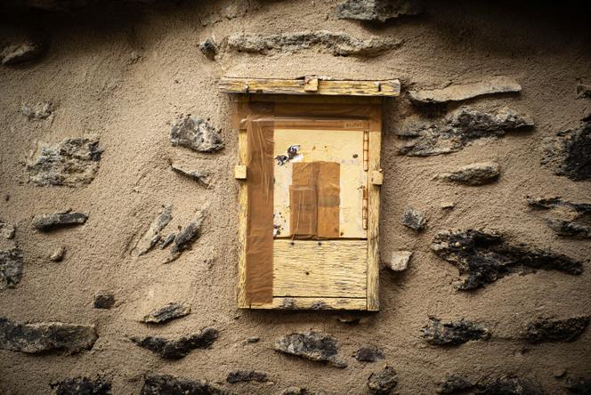 Les restes d’une boîte aux lettres jaune, dans le hameau de Scoularoux, à Moriat (Puy-de-Dôme), le 30 septembre 2025.
