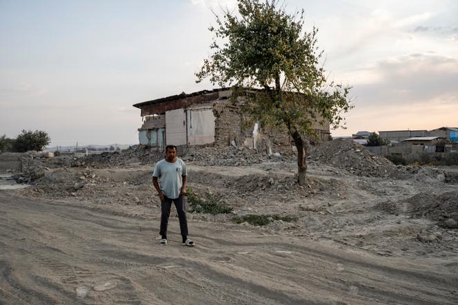 Dilshod Timurov (42 ans) vient voir la maison qui a survécu à la démolition dans le quartier rom de Mahalla, à Samarcande, en Ouzbékistan, en 2025.