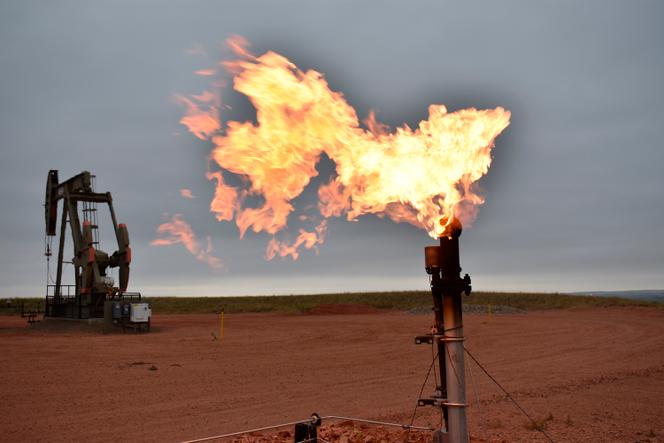 Une torche brûle du gaz naturel dans un puits de pétrole à Watford City (Dakota du Nord), le 26 août 2021. 