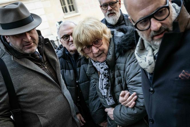 Jacqueline Jacob, entourée de ses avocats Stéphane Giuranna et Frédéric Berna et de son époux Marcel Jacob arrive à la cour d’appel de Dijon, le 24 octobre 2025.