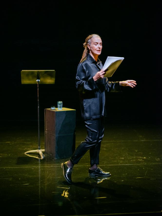 Carole Bouquet dans « Le Professeur », d’Emilie Frèche, mis en scène par Muriel Mayette-Holtz, à La Scala Paris, le 8 octobre 2025.