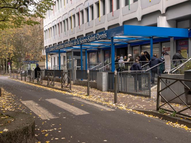 Des usagers attendent devant la caisse d’allocations familiales de Rosny-sous-Bois (Seine-Saint-Denis), le 15&nbsp;octobre&nbsp;2025.