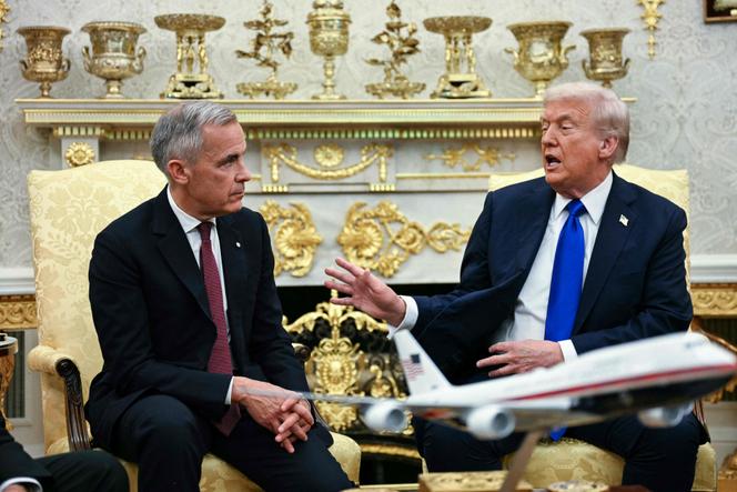 Le premier ministre canadien, Mark Carney (à gauche) et le président américain, Donald Trump, dans le bureau Ovale de la Maison Balnche, à Washington, le 7 octobre 2025.