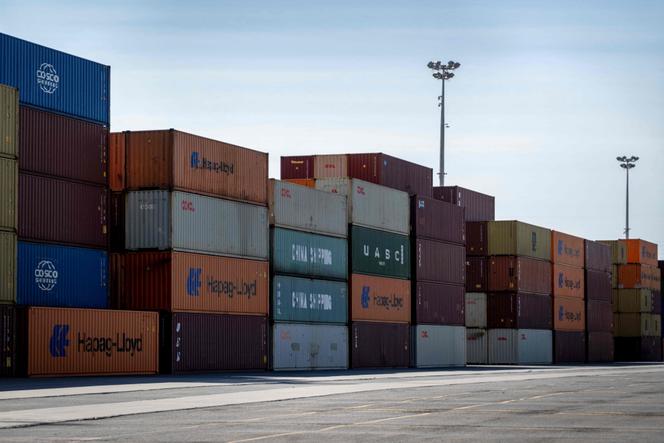 Des conteneurs maritimes sont empilés au port de Montréal, au Québec, au Canada, le 1er août 2025. 