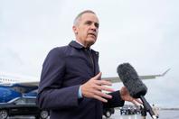 Le premier ministre canadien Mark Carney, sur le tarmac avant d’embarquer, à Ottawa (Canada), le 24 octobre 2025.