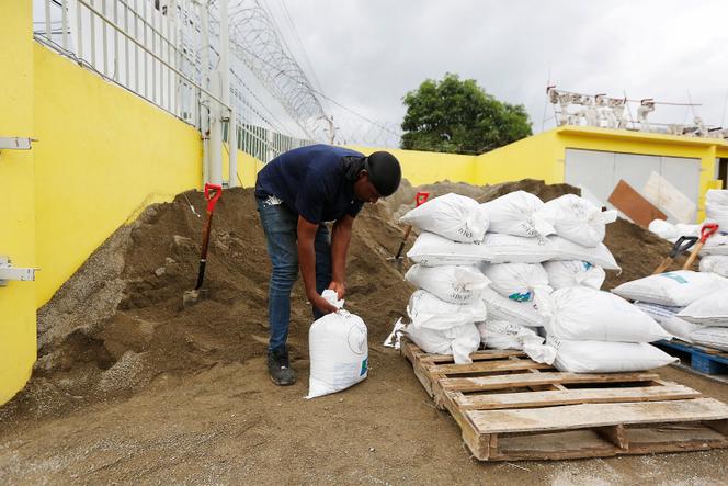 Un habitant se prépare à l’arrivée de l’ouragan Melissa, dans le quartier Harbour View de Kingston, en Jamaïque, le 25 octobre 2025.  