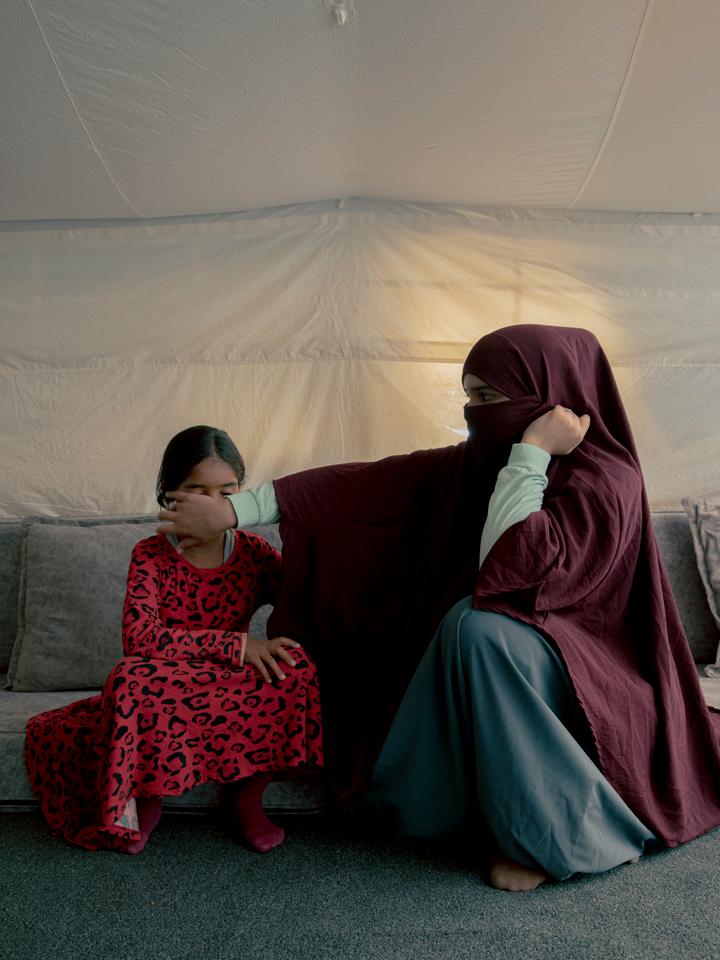 Amira (un prénom d’emprunt), 29 ans, et sa fille, une Française en détention dans le camp de Roj (Syrie), le 23 octobre 2025.