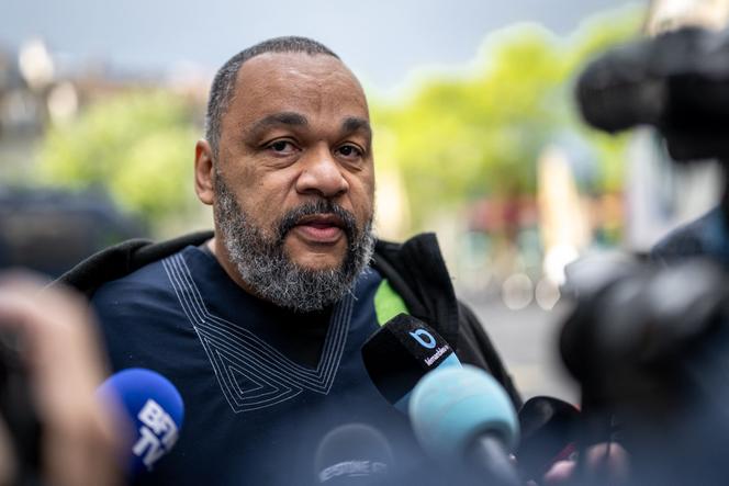 L’humoriste français controversé Dieudonné M’Bala M’Bala, venu témoigner lors du deuxième jour du procès de Tariq Ramadan au tribunal de Genève, s’adresse à la presse, le 16 mai 2023.