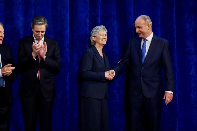 Catherine Connolly, élue présidente d’Irlande, et le premier ministre, Michael Martin, à Dublin, le 25 octobre 2025.