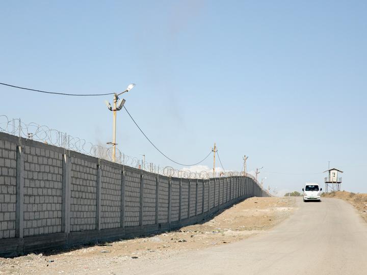 Un mur d’enceinte a été construit autour du camp de Roj (Syrie), où sont enfermées des familles de djihadistes étrangers, le 23 octobre 2025.