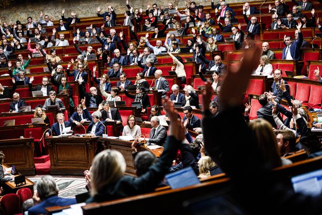 Les députés votent à main levée lors de la suite de l’examen du projet de loi de finances pour 2026, à l’Assemblée nationale, à Paris, le 25 octobre 2025.