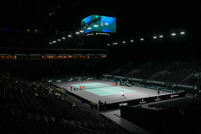Des joueurs de tennis lors d’une cession d’entraînement sur le court central du Masters 1000 de Paris La Défense, le samedi 25 octobre 2025. 