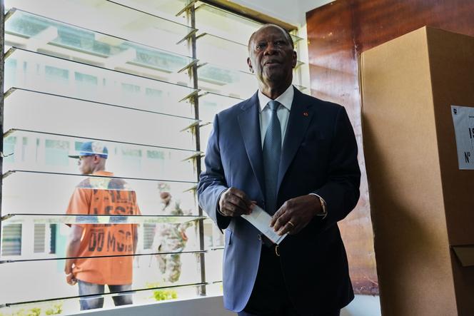 Le président ivoirien Alassane Ouattara dans un bureau de vote lors des élections présidentielles à Abidjan, en Côte d’Ivoire, le samedi 25 octobre 2025.