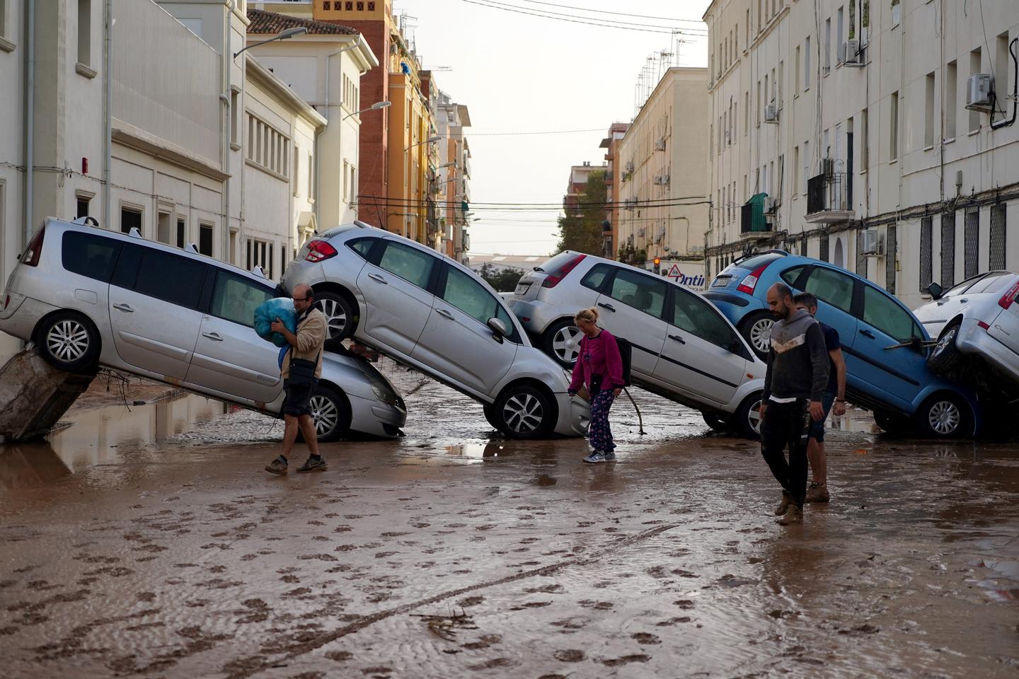 En Espagne, des centaines de manifestants dans les rues de Valence, un an après les inondations qui ont fait plus de 200 morts